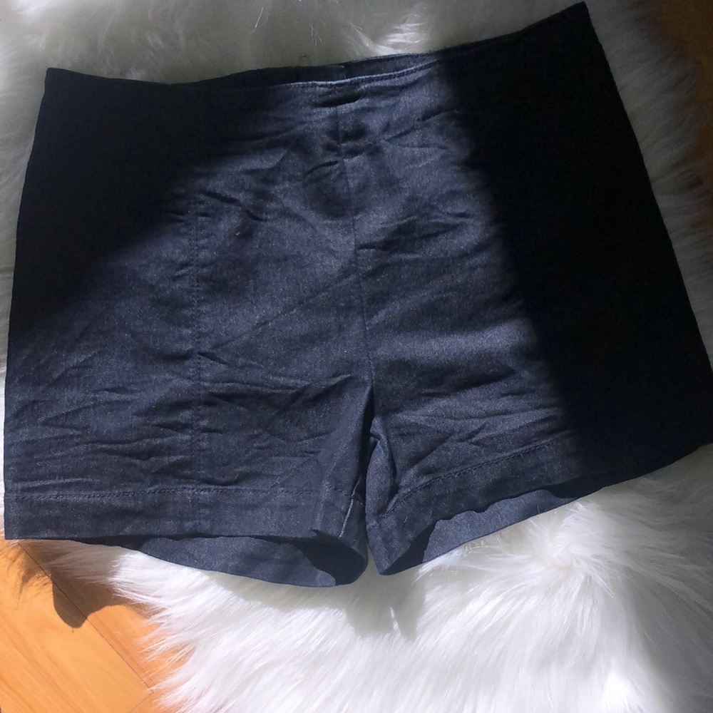 High waisted zip up shorts!🖤